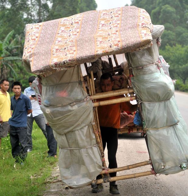 Liu Lingchao carrying his home