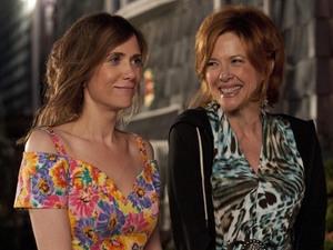 Kristen Wiig, Annette Bening in Girl Most Likely