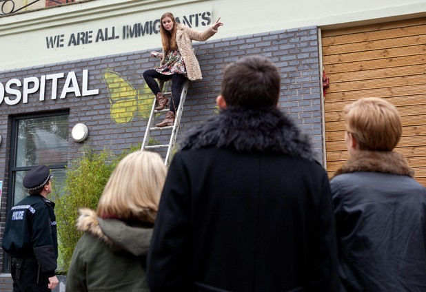 Chloe protests to free Vincent.