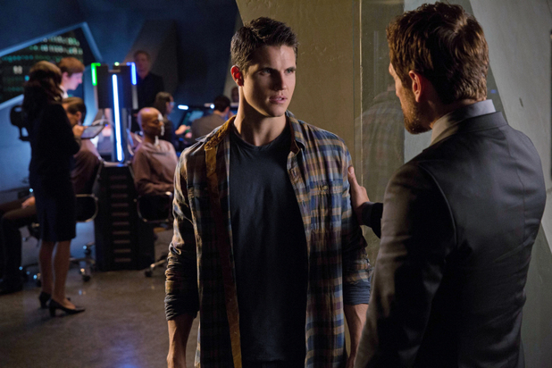 Robbie Amell as Stephen Jameson and Simon Merrells as The Founder in 'The Tomorrow People' S01E08: 'Thanatos'
