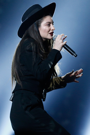 Lorde performs at the 2014 Billboard Music Awards
