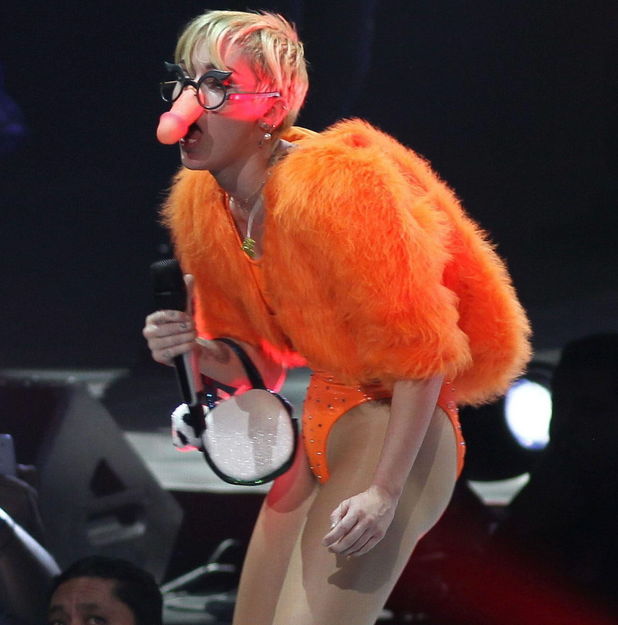 Miley Cyrus cu un nas in forma de penis