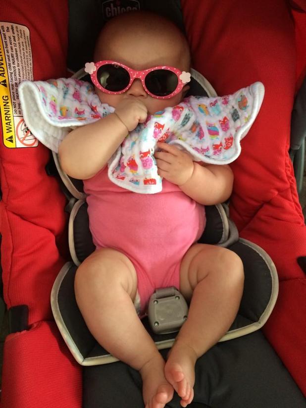 Kelly Clarkson posts a picture of her baby daughter on Twitter