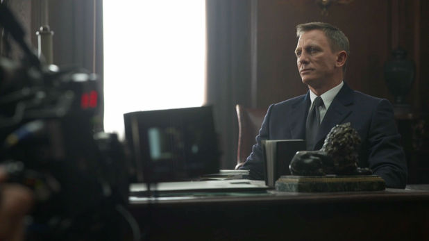 http://i2.cdnds.net/15/09/618x347/movies-spectre-behind-the-scenes.jpg