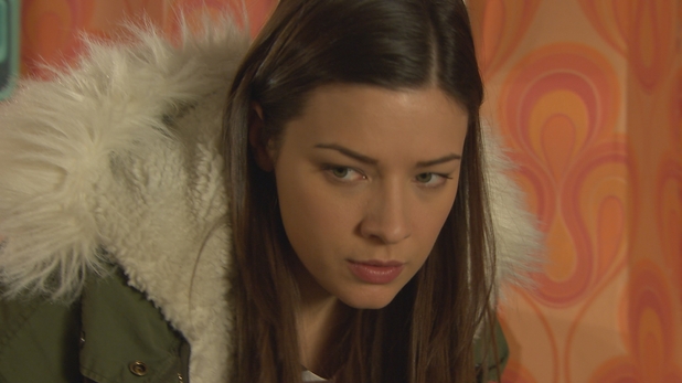 Lindsey has a new plan in mind - soaps-hollyoaks-lindsey-butterfield-knife-2