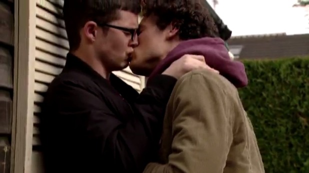 http://i2.cdnds.net/15/20/618x347/soaps-eastenders-ben-mitchell-paul-coker.png