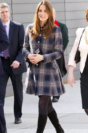 Kate Middleton wraps up in tartan, coos over baby during Glasgow visit ...