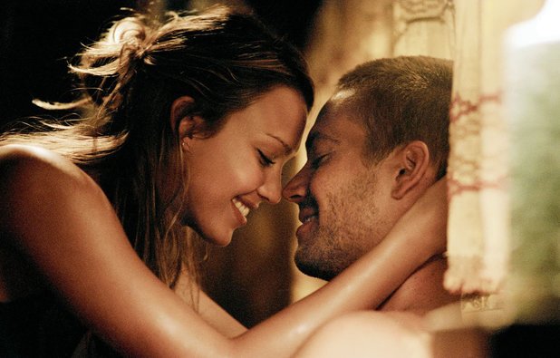 Kemesraan Paul Walker dan Jessica Alba dalam film.