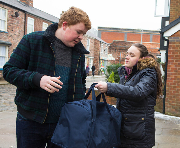 Coronation Street spoiler pictures: Faye Windass gives birth early ...